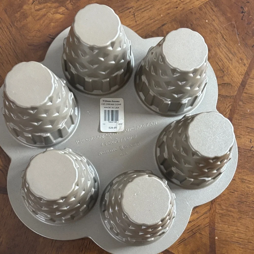 Williams Sonoma Gold Ice Cream Cone Cupcake Pan